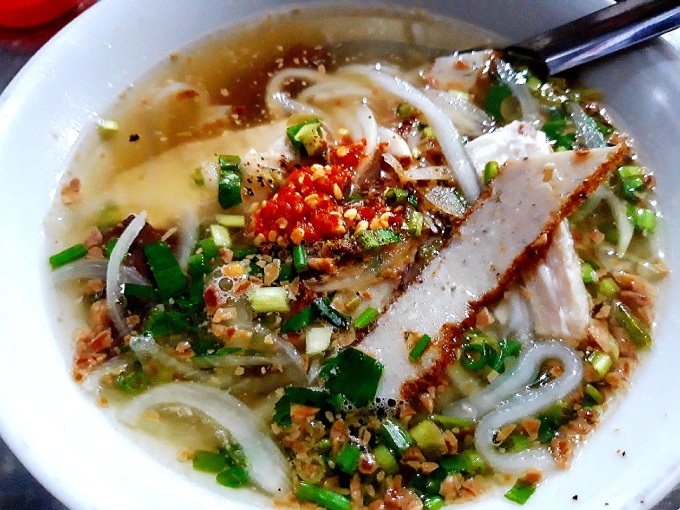 Bánh canh chả cá thu có nước dùng ngọt thanh, dậy mùi thơm đặc trưng.