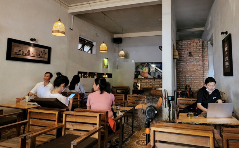 Không gian quán cà phê muối ở đường Nguyễn Lương Bằng. Ảnh: Vạn An