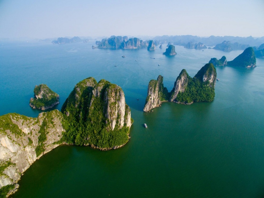 Giao thông thuận lợi từ Hà Nội là điều hút khách đến Hạ Long. Ảnh: Jimmy Tran/Shutterstock